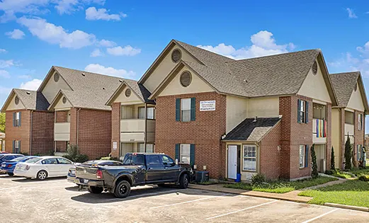 Holly Tree apartments in Denton, TX