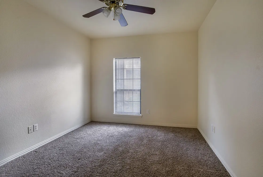 Carpeted Lone Star bedroom with a ceiling fan and one window (11)